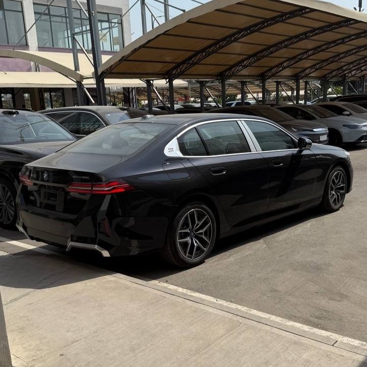 Нотариус BMW i5 40L 2025