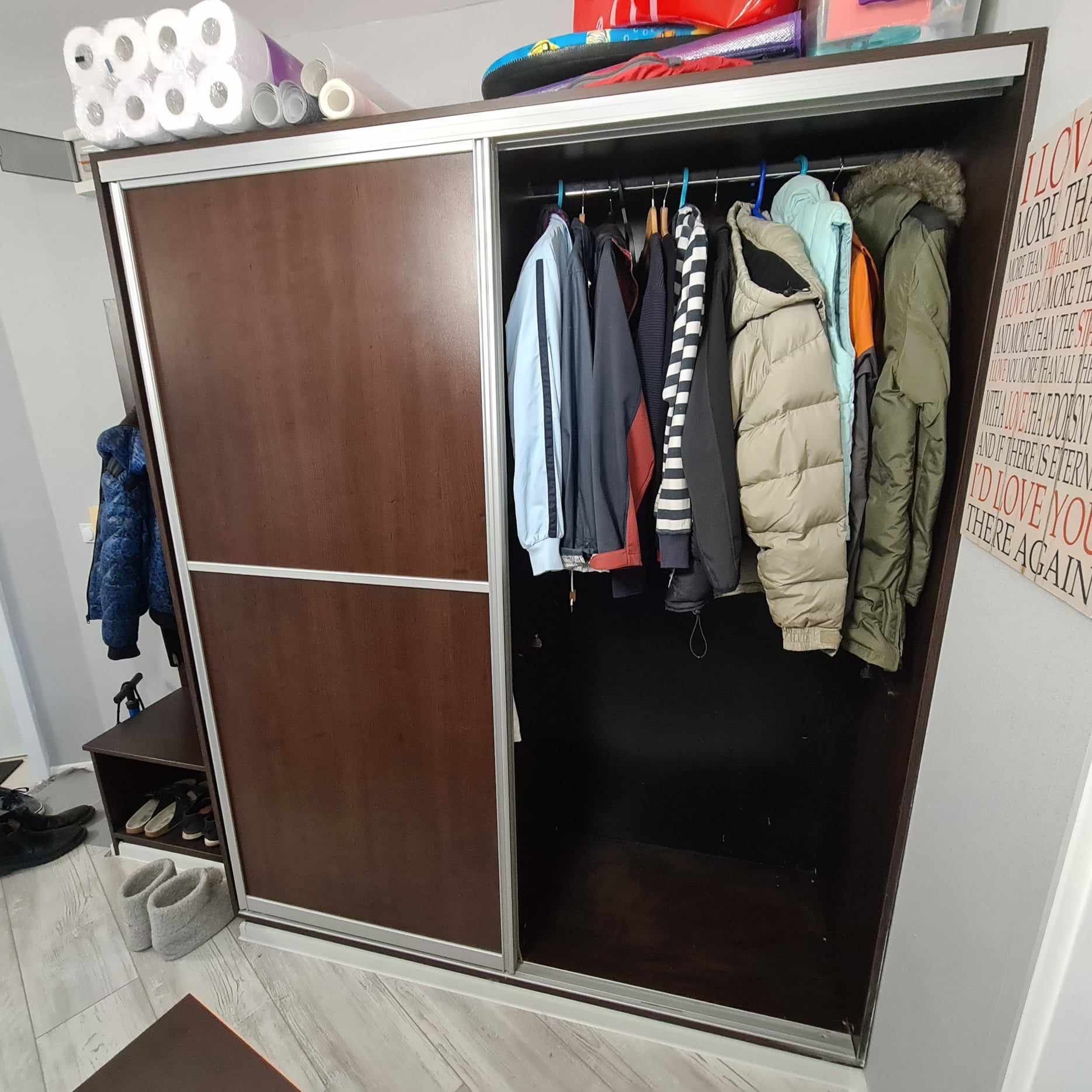 Двукрилен гардероб, шкаф за обувки вътрешен и поставка външна