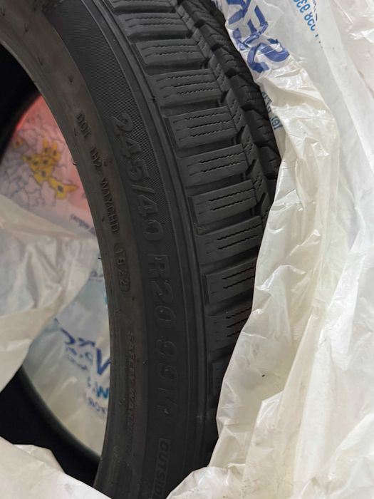 Set 4 anvelope iarnă KUMHO aproape noi – 2x 275/35 R20 + 2x 245/40 R20