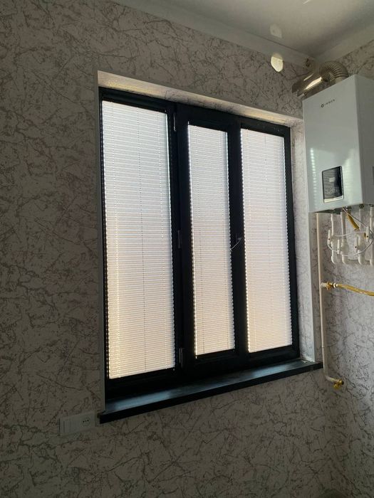 Жалюзи и москетные сетки в широком ассортименте.