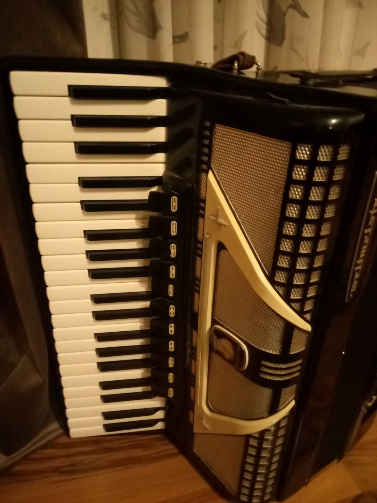 Vând acordeon Weltmeister 120 basi