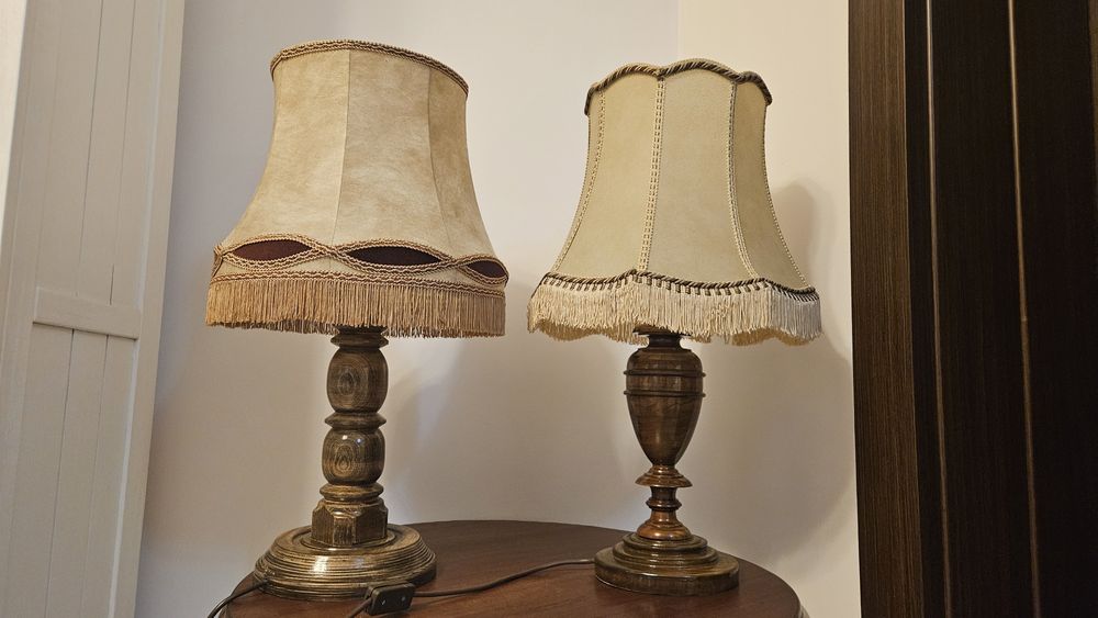 Vând două lămpi noptiere vintage lemn masiv