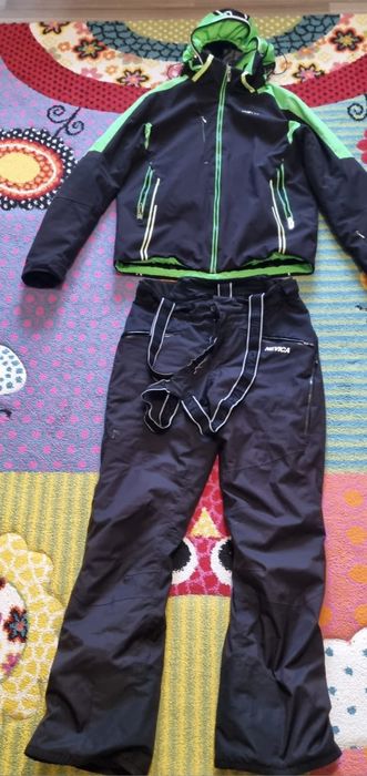 Vând costum ski marca NEVICA