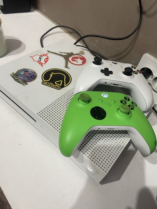 Xbox one s  + volan si pedale