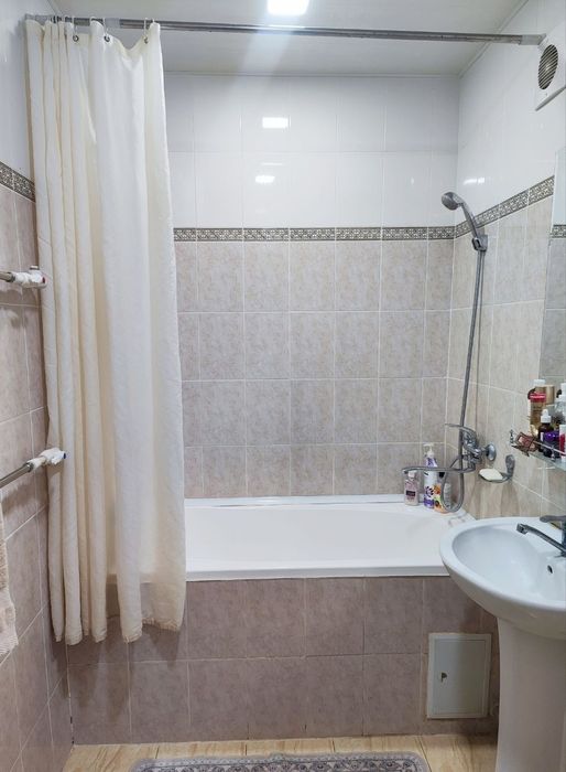 3 xonali uy sotiladi, otdelno kladovka balkonli 78 kv, sergeli 9-hudud