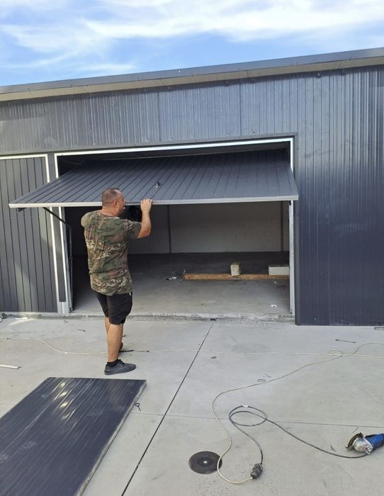 Garaje auto metalice învelite cu panou