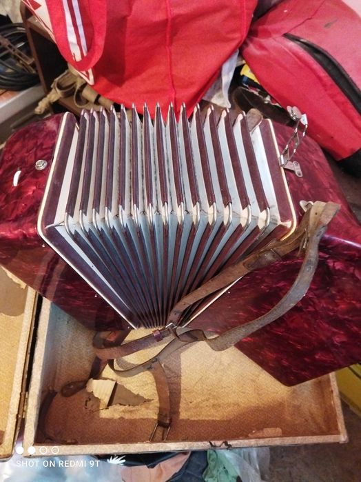 Акордеон велтмайстер 40 баса почти нов
