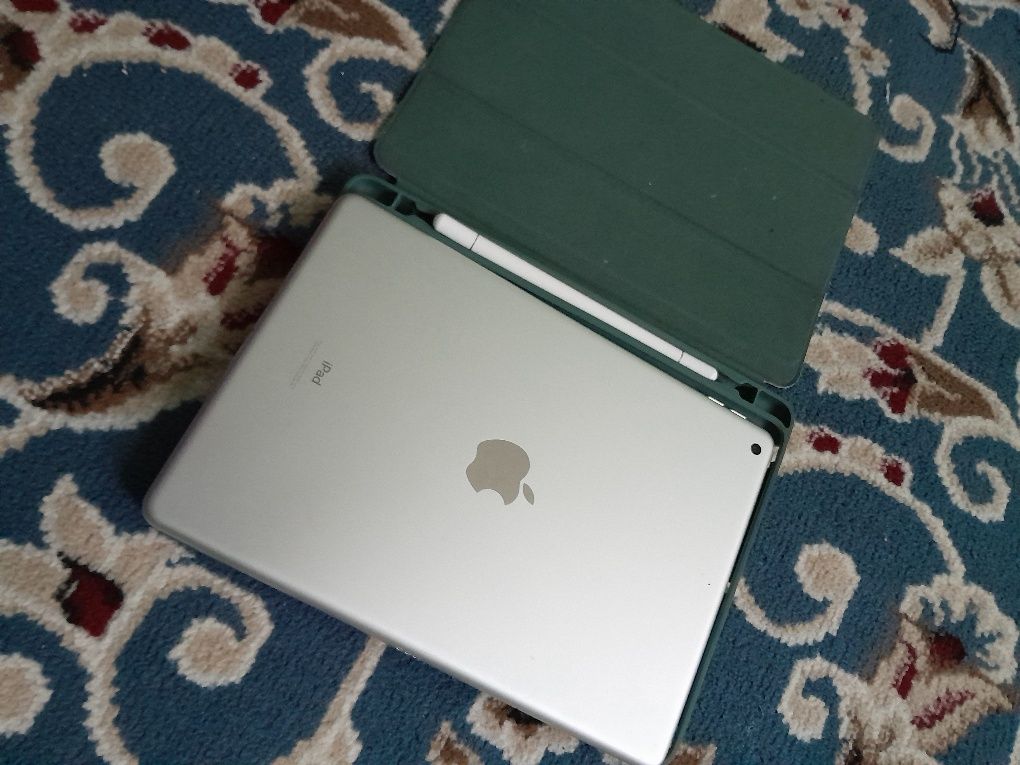 Apple iPad 2021 WiFi 10.2 дюйм 4ГБ/64ГБ серебристый(хорошо работает)
