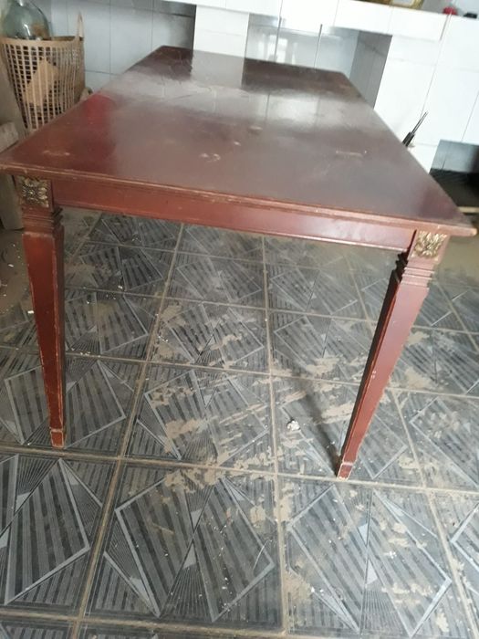 Masa de lemn masiv nuc