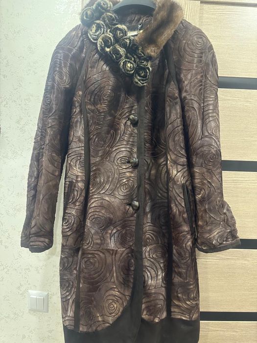 Пальто из натурального меха , с норковым воротником.