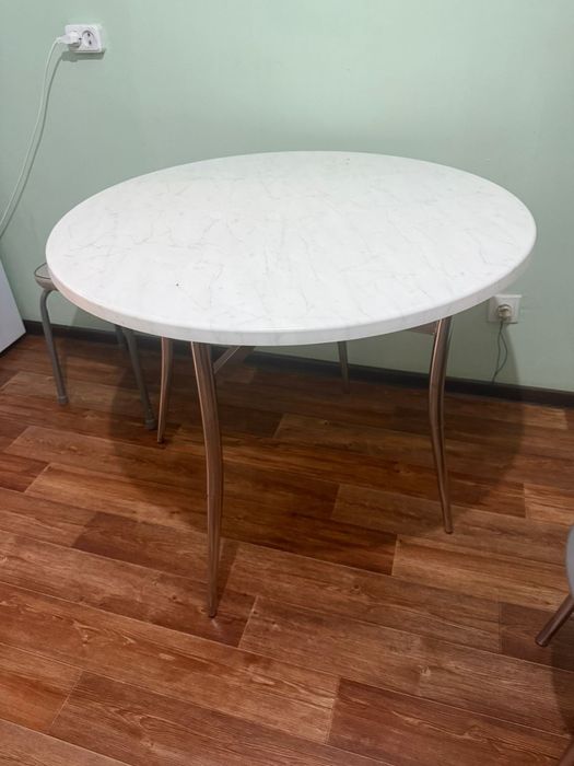 Круглый кухонный стол