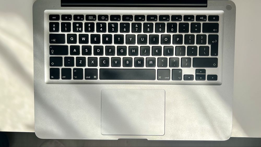 Macbook Pro 2010 13" Mac OS Monterey 8 GB Ram SSD 128 GB + Magsafe 85W