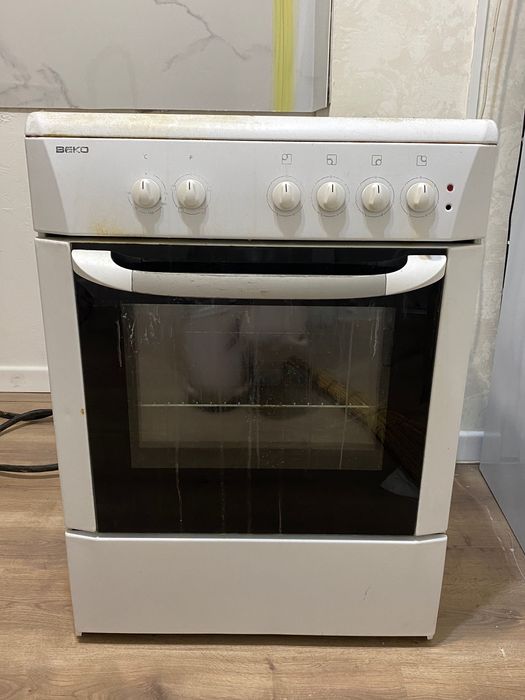 Электрическая плита с духовкой