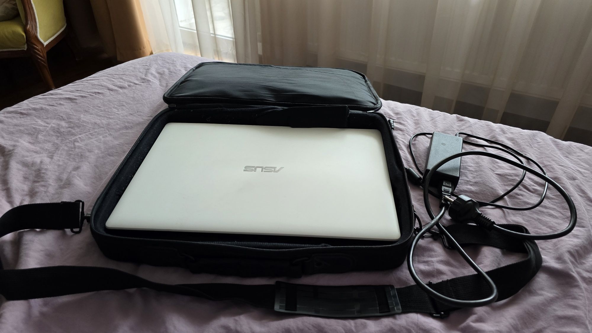 Лаптоп Asus + подарък чанта