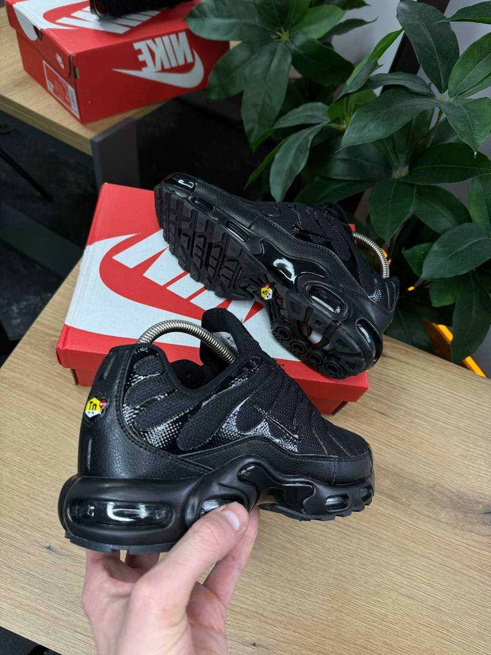 Маратонки NIKE TN в черян цвят