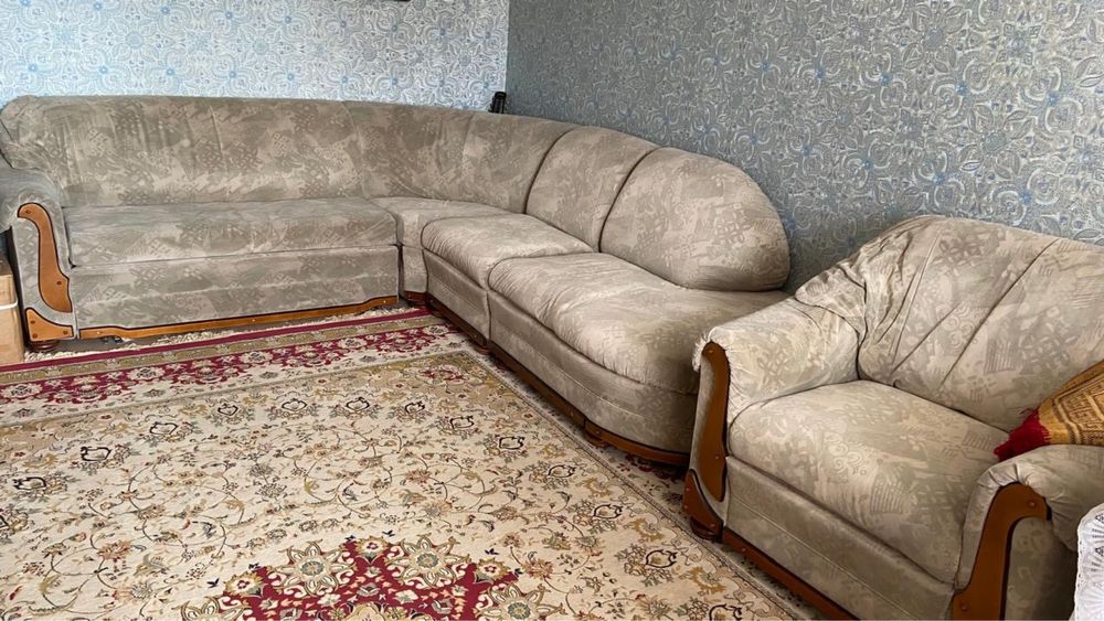 Угловой диван и кресло