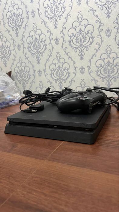 PlayStation 4 Slim 500GB + 2 джойстика + игры — идеальное состояние
