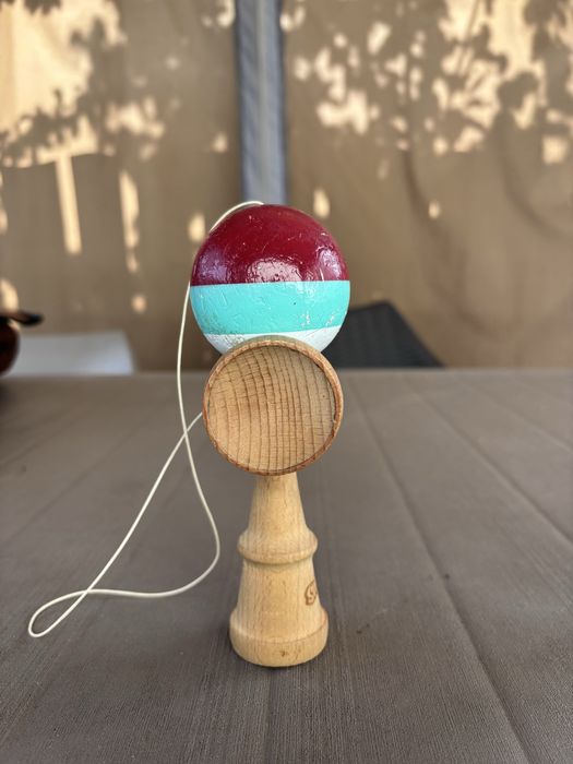 Kendama sweets foarte buna in stare perfecta mam jucat cu ea de 5 ori