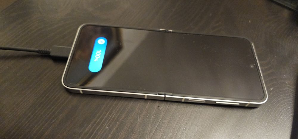 Samsung Galaxy Z Flip 6 ALB - impecabil