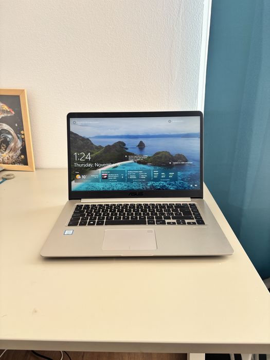 Asus ultra slim• i5-8th gen• 256gb ssd• 15” infinity edge.