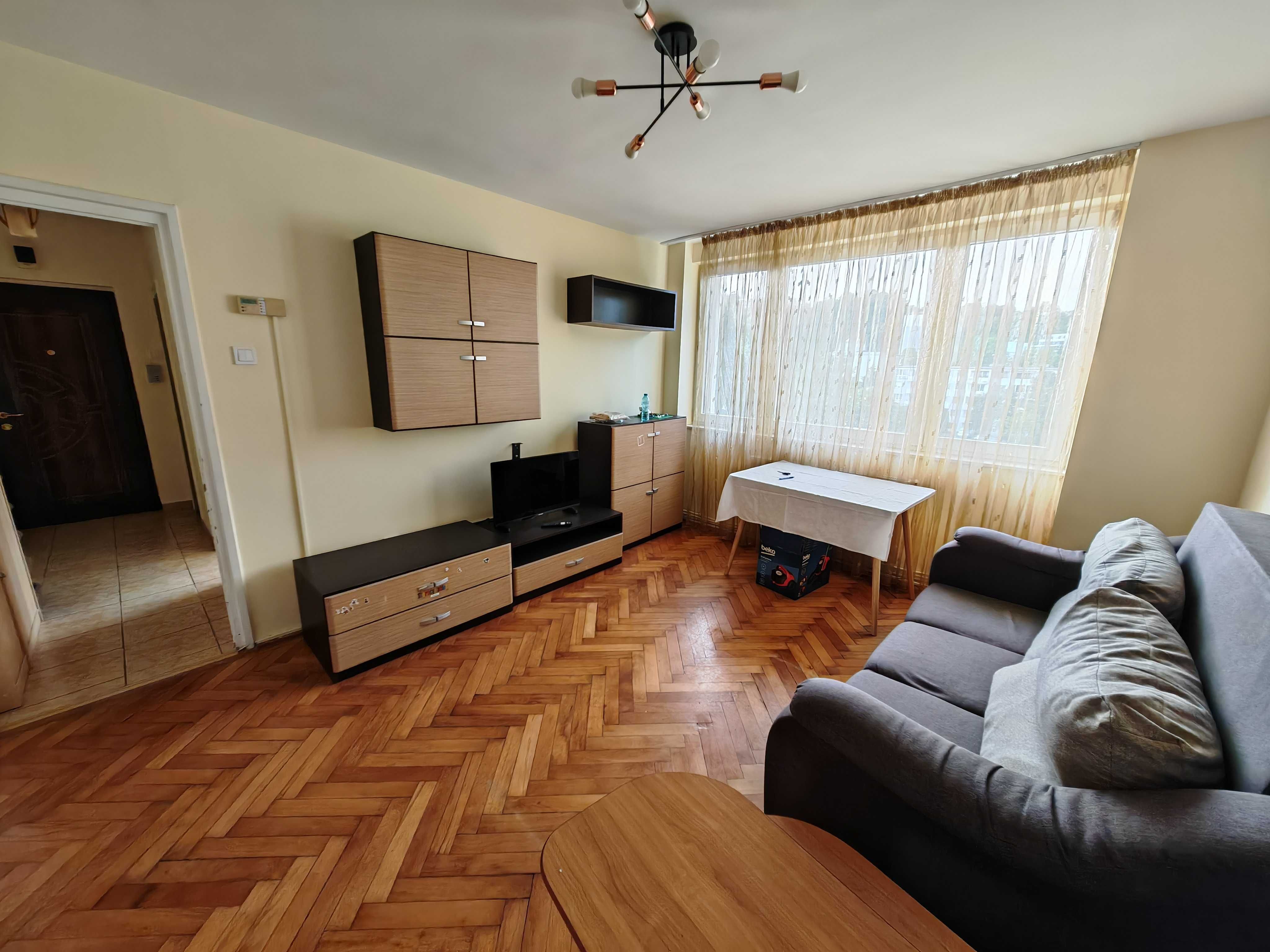 Inchiriez apartament 3 camere zona liceului O. Ghibu