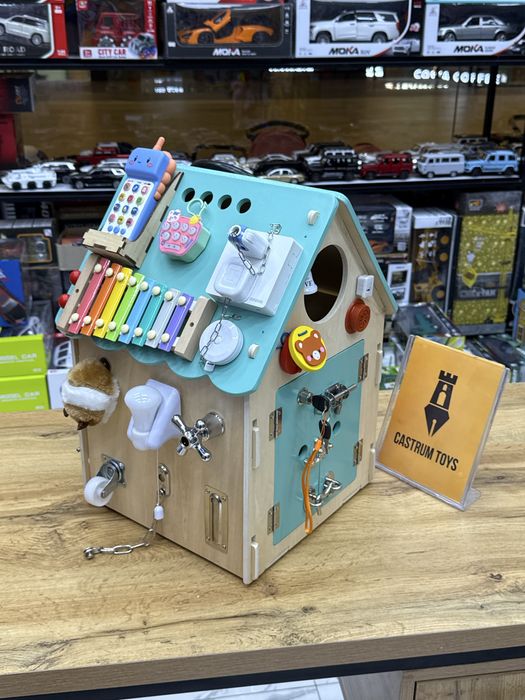 Бизиборд Домик развивающий, тип игрушек Монтессори 45х30см