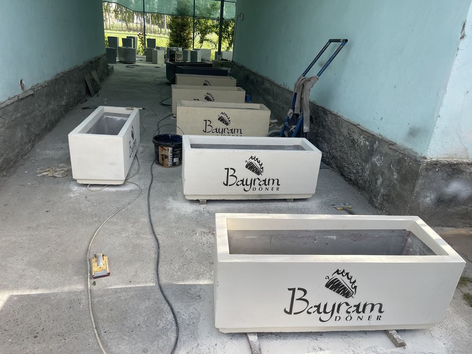 Sikameka va urnalar gul tuvaklar