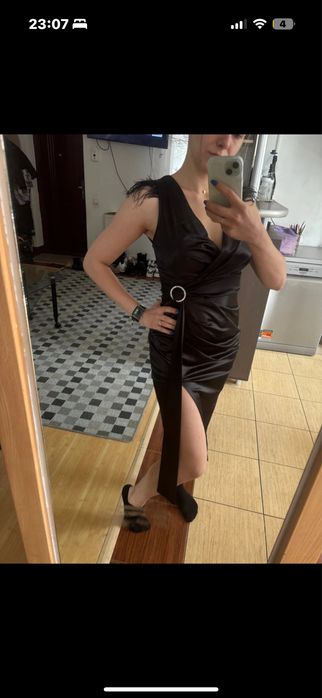 Rochie neagra cu pene