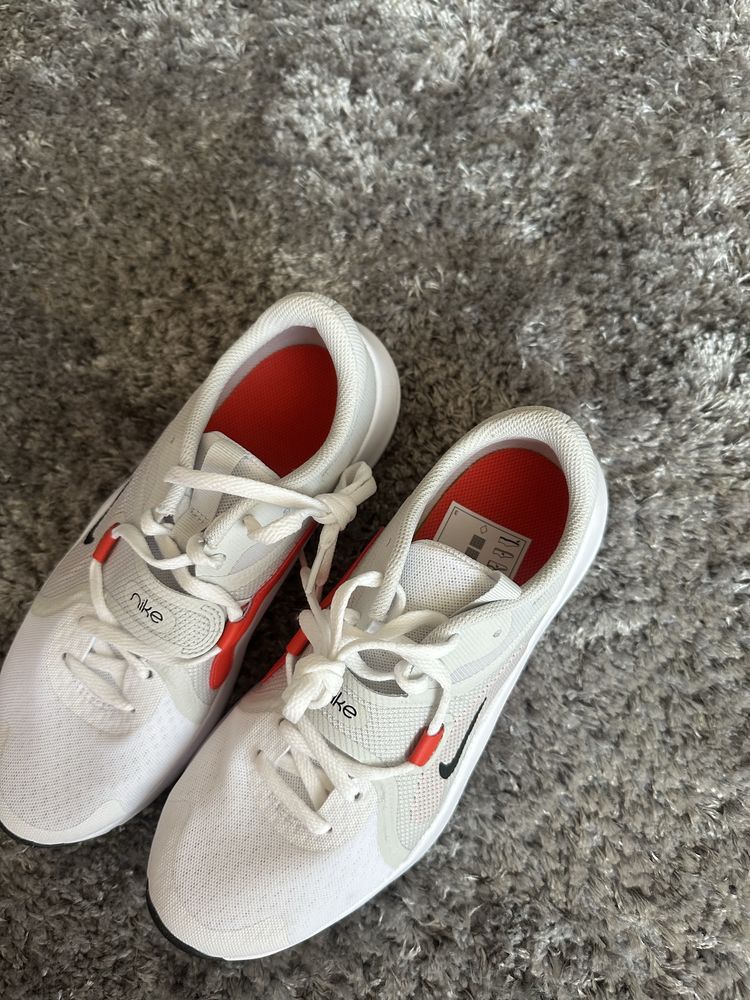 Чисто нови дамски маратонки Nike