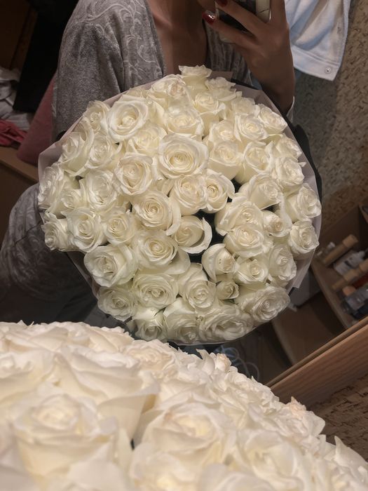 Белые розы ,свежый брала за 35к продам за 25 к