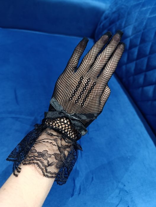 Роскошные женские перчатки в белом и черном цвете
