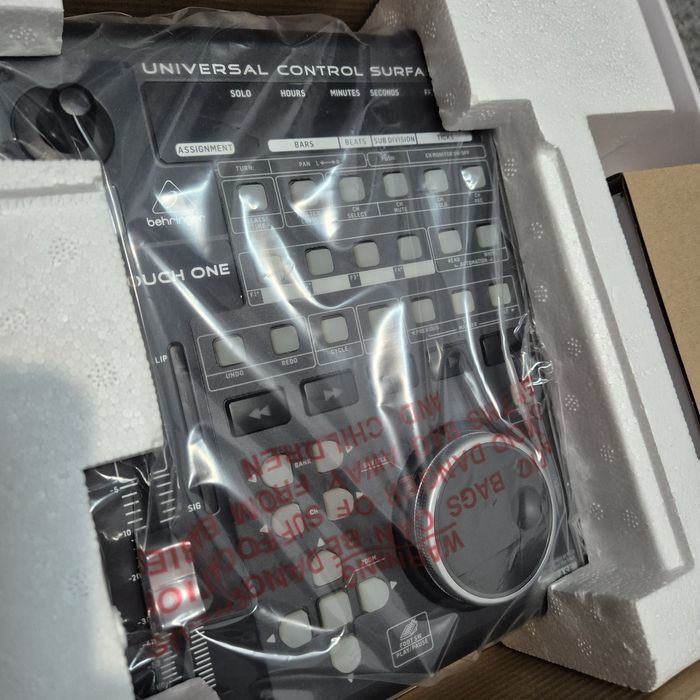 Behringer X-TOUCH ONE Controler DAW cu fader motorizat