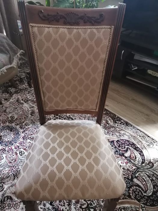 Срочно продам стол и стулья
