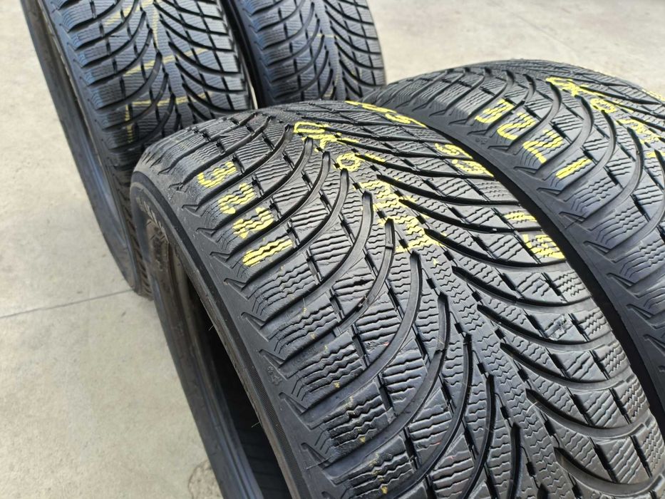 Set 4 anvelope de iarna 235 55 19 michelin latitude alpin LA2