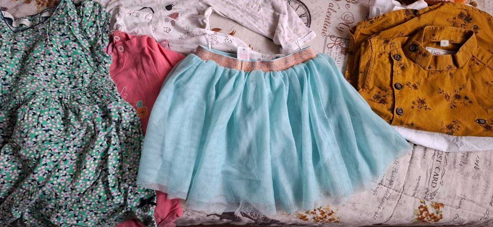 Подарявам дрешки за момиче предимно 18-24 мес.