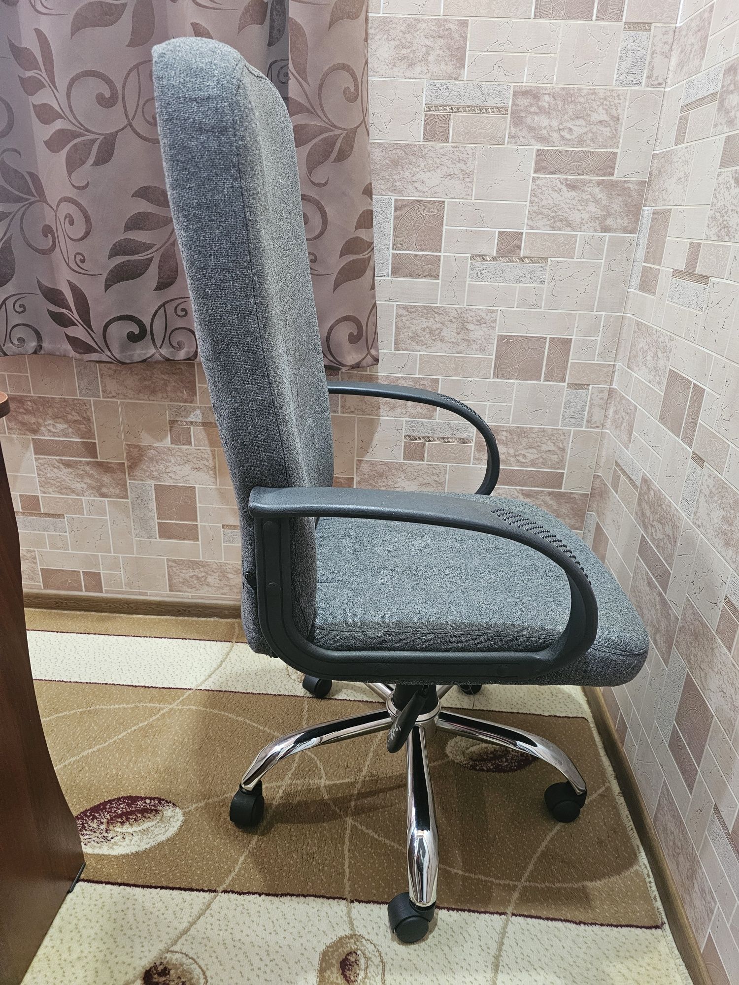 Кресло офисное, прочное.