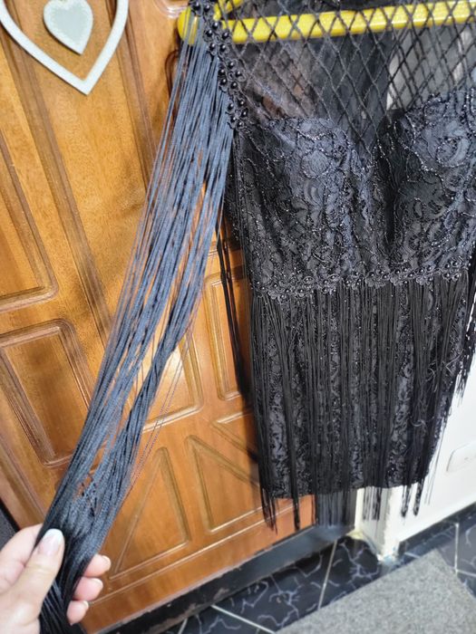 Rochie eleganta cu franjuri și paiete.