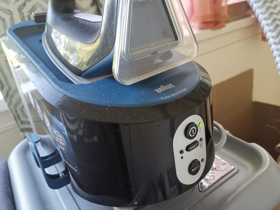 Stație de calcat cu aburi Braun CareStyle5, posibil cu masa de calcat