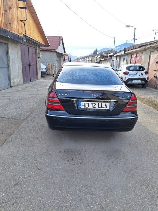 Vind Mercedes Benz  w211 270 în stare buna totul funcțional masina de