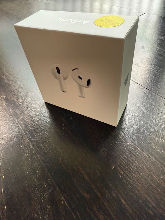 Casti AirPods 4 noi