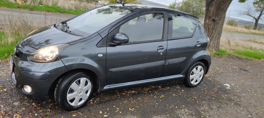 Toyota Aygo 1.0. 2011 год.