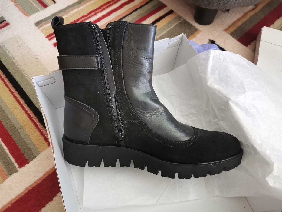 Нови, дамски боти. Естествена кожа, и велур.