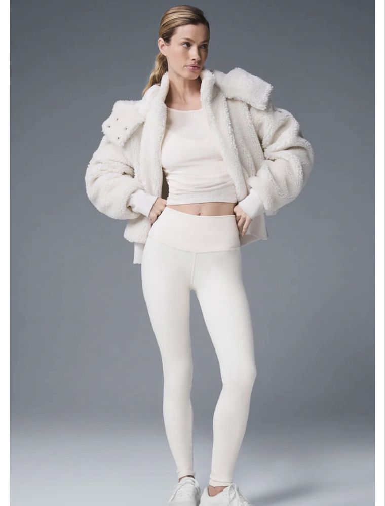 Alo yoga foxy sherpa jacket яке и чанта от каракул