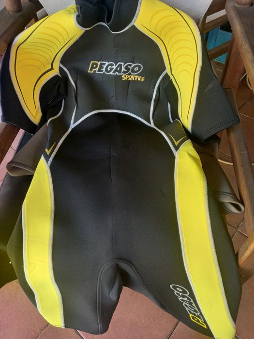Costum de neopren