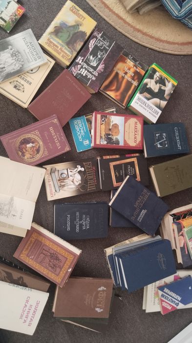 Книги разные  , те, что должен прочесть каждый