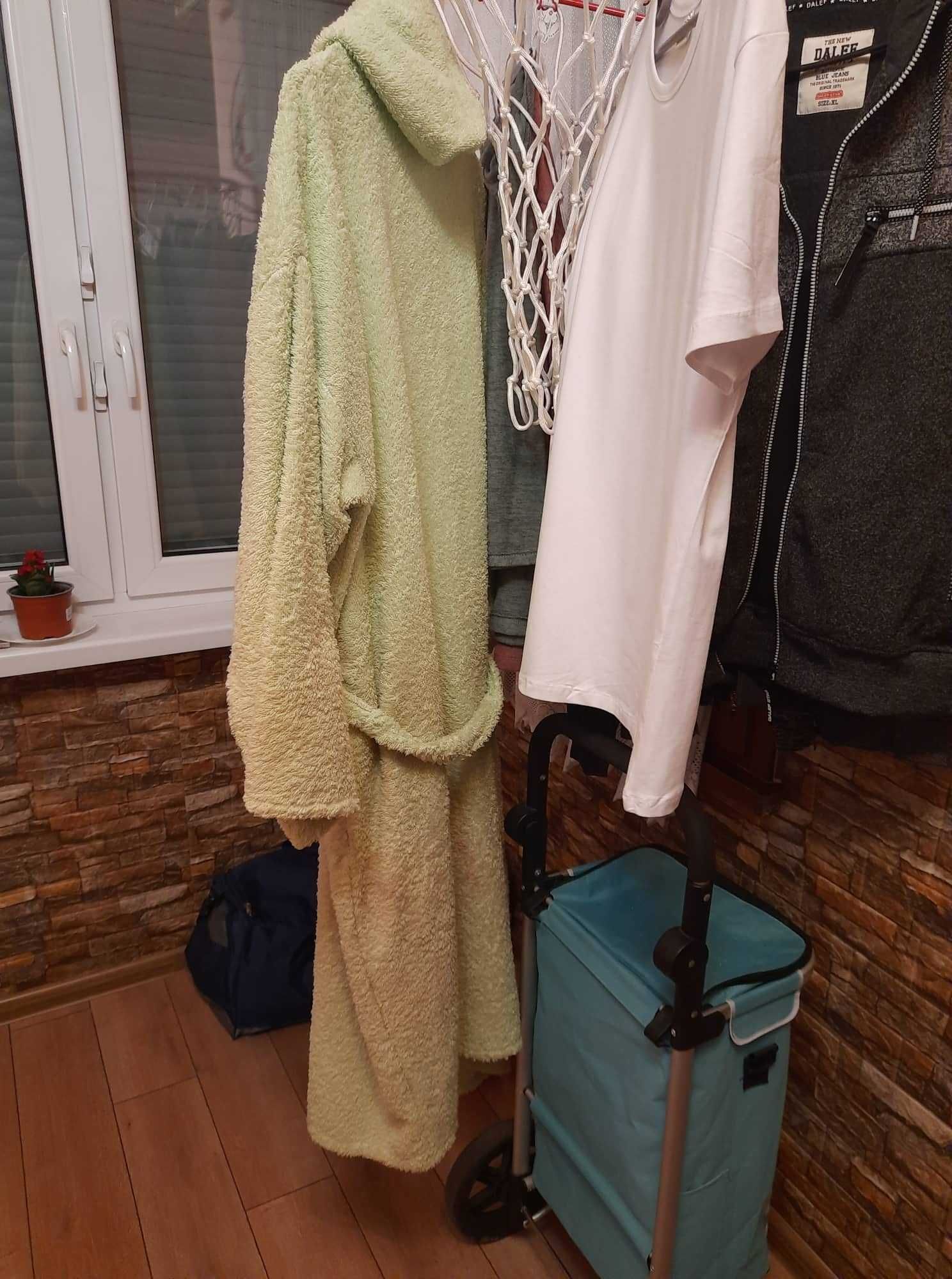 Зелен халат за възрастен, детски бял халат и оранжево-черен суичър