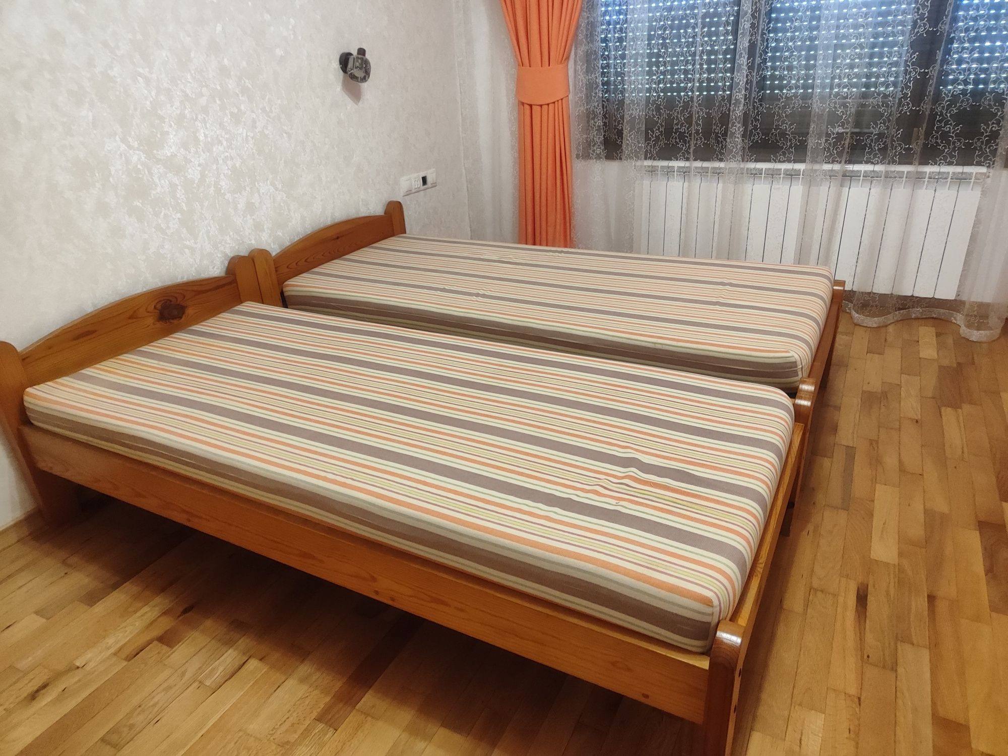 Единични легла с две нощ.шкафчета