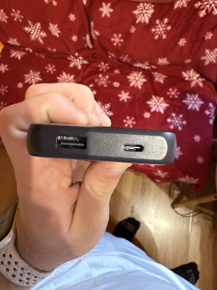 Два броя външна батерия (power bank)