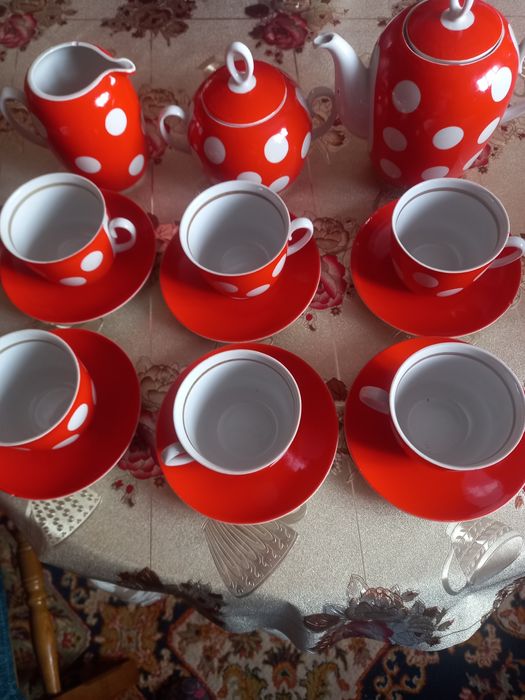 Servici de cafea rosu cu buline