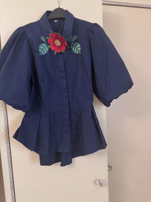 Рубашка новая с брошью